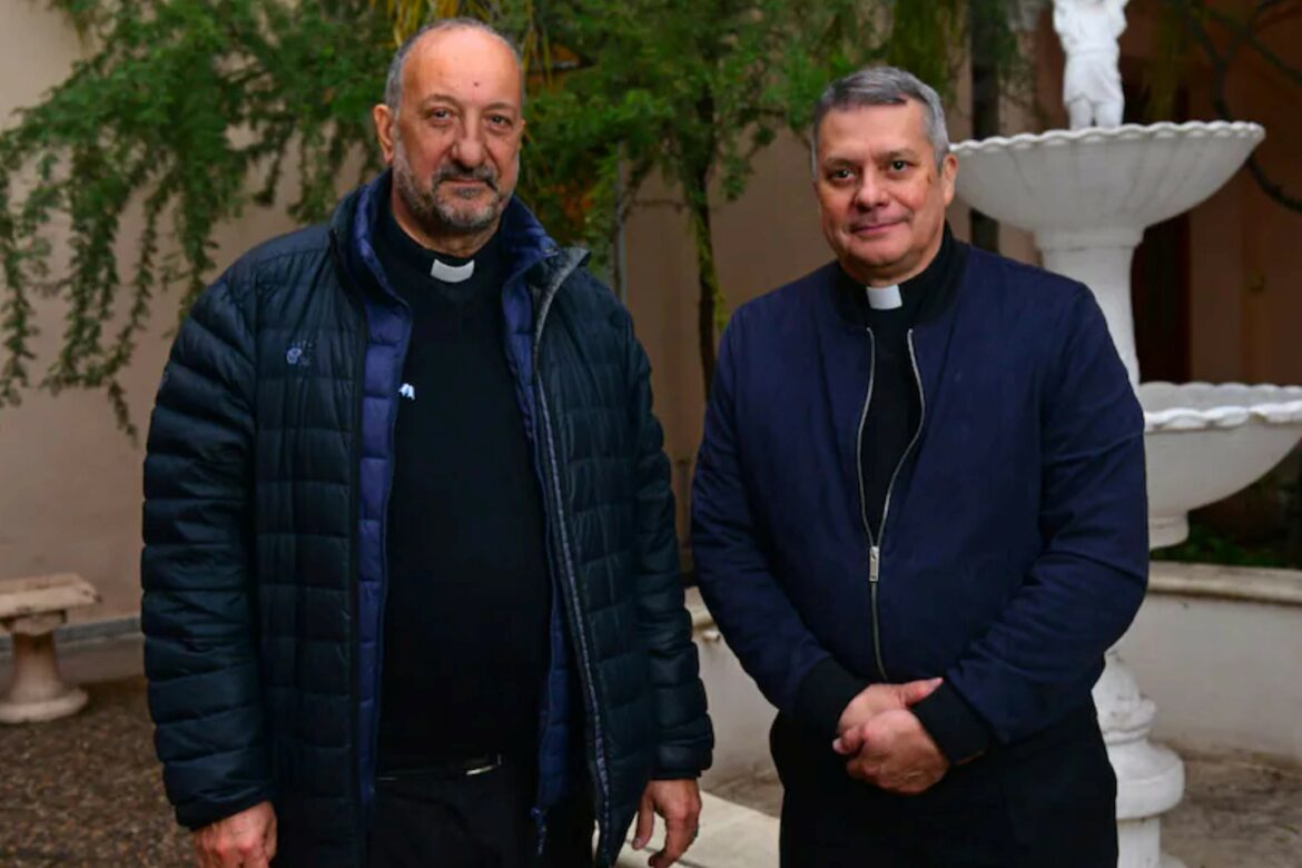 Mons. Lucio Ruiz (Dicasterio de Comunicación del Vaticano) y Gabriel Barba (obispo de San Luis y comunicación de Conf. Episc. Argentina)