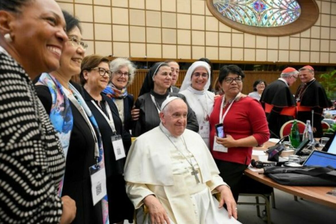 El Papa junto a algunos participantes en la primera sesión de la XVI Asamblea General Ordinaria del Sínodo de los Obispos, en octubre de 2023. (Vatican Media)