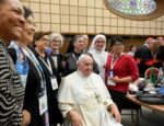 El Papa junto a algunos participantes en la primera sesión de la XVI Asamblea General Ordinaria del Sínodo de los Obispos, en octubre de 2023. (Vatican Media)